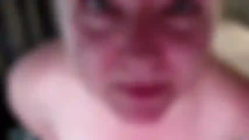 Escupiendo en mis tetas y tu polla mientras tomo esa polla profundamente haciéndola agradable y descuidada y luego mostrando mi apretado culo de cerca y punto de vista de ti follándome por detrás.