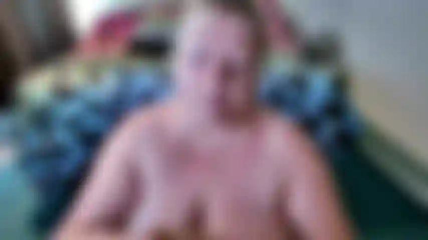 Deja que te ponga unas medias de nailon en tu polla dura y te chupe con el material contra tu polla. Siente mi boca chupando tu polla cubierta de nailon y follándola con las tetas sintiendo lo suave que es el material contra tu polla dura y palpitante hablando sucio.