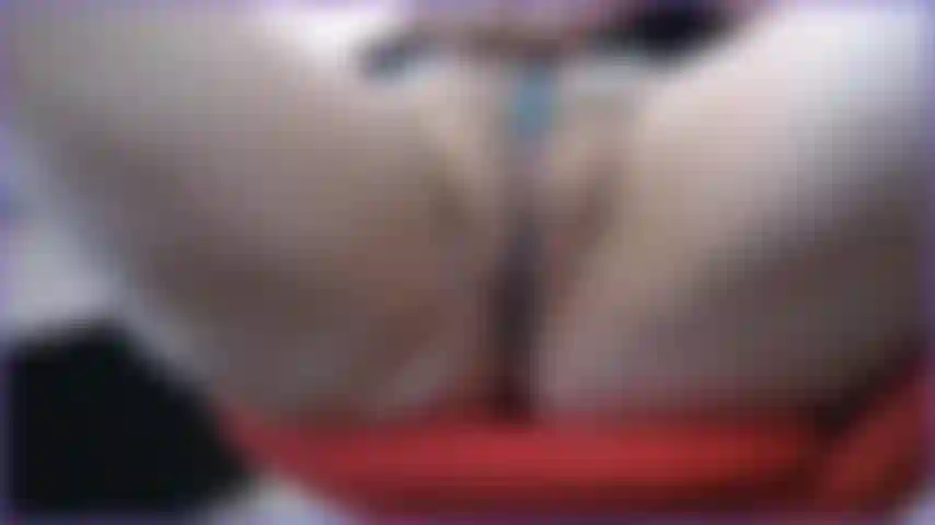 En este video, mírame abriendo mi coño para ti y deslizando mis bragas dentro de mi coño por un momento mojándolas con el jugo de mi coño. Primeros planos de mi coño abierto en este video.