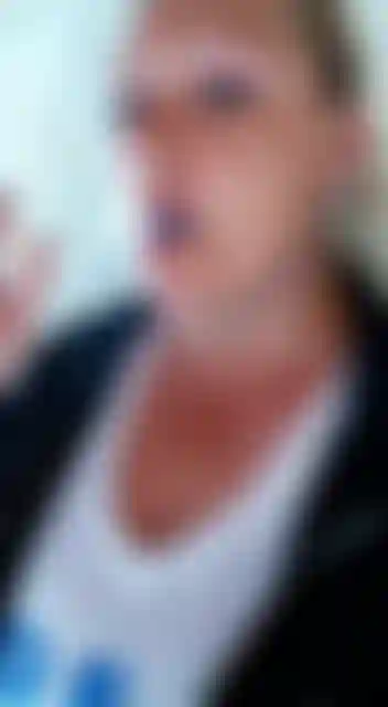 En este vídeo estoy fumando para ti. Vídeo caliente para fetichistas del tabaco.