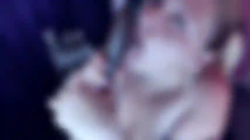 Larga lengua seductora, mírame usar esta larga lengua mía para provocar tu polla y tus bolas, luego sacar mi lengua para que te corras encima de ella. ¡Los amantes del fetiche de lengua y el sexo oral disfrutarán de este video, tan caliente y sexy! ¡Deja que esta milf te muestre cómo puedo hacerte correrte más fuerte que nunca!