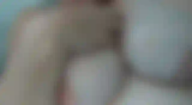 Enjabonando y enjabonando mis enormes tetas naturales en la bañera. Enjabono y enjabono mis enormes naturales, dejándolos agradables y resbaladizos listos para que tu dura y palpitante polla se deslice entre ellos.