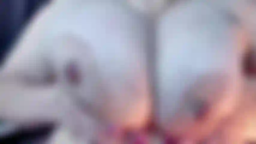 Escupo sobre mis enormes naturales hablando sucio mientras te digo que te corras sobre ellos con mucha saliva en este video.