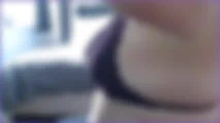 Video atractivo para los amantes de las tetas naturales, si te gusta ver las tetas naturales colgando de lado y meneándolas de frente, este video es para ti :).