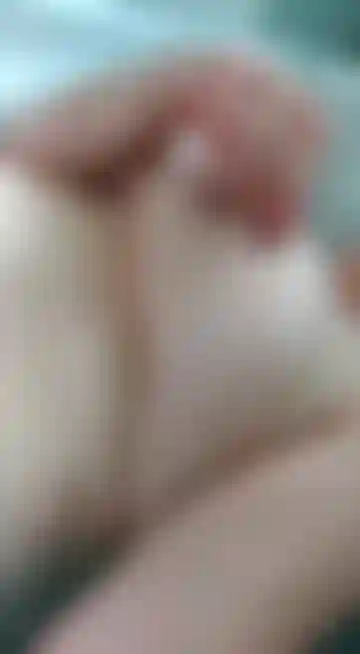 Mira como juego con mis tetas en la bañera haciéndolas temblar y rebotar, video caliente para amantes de las tetas. Enormes tetas naturales maduras de milf para que las acaricies.