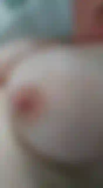 Mira como juego con mis tetas en la bañera haciéndolas temblar y rebotar, video caliente para amantes de las tetas. Enormes tetas naturales maduras de milf para que las acaricies.