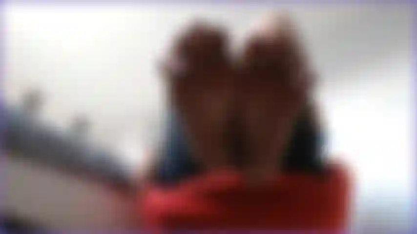 Adoro mis pies desde abajo, quiero que acaricies tu dura polla mientras lames y chupas todos mis pies, sé mi puta sumisa adoradora de pies para esta ama de casa.