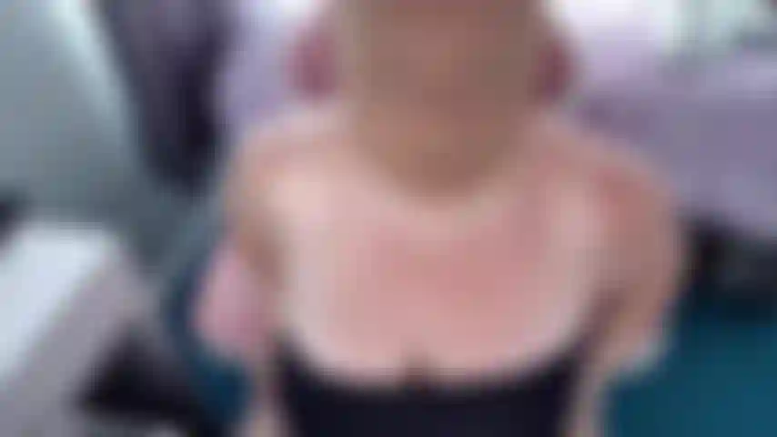 Uso una máscara de nailon en la cara mientras me recuesto jugando con mi coño y hablándote sucio, luego me subo a la cama y mi cara hacia adelante con las tetas colgando mientras me follas por detrás, video caliente para fetichistas del nailon.