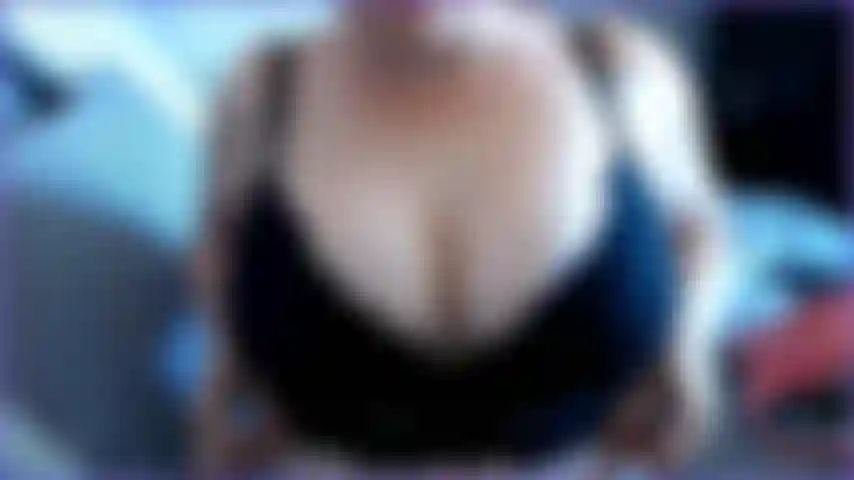 Probándome sujetadores y mostrándolos para que veas mis enormes tetas naturales en varios sujetadores diferentes, un video muy caliente para los amantes de las tetas, parte 1.