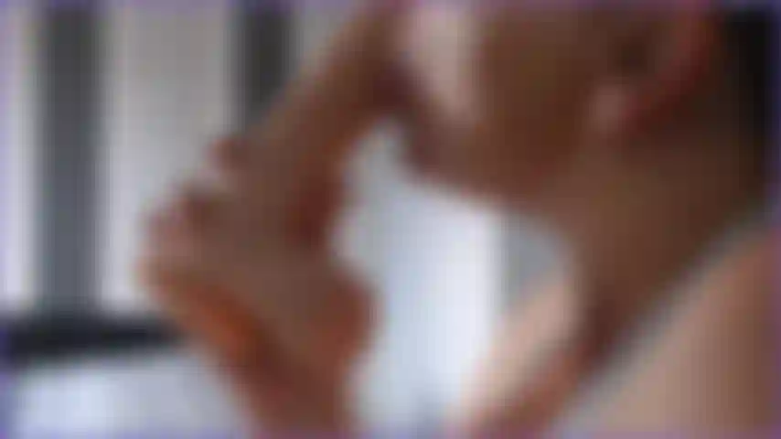 Mira cuánto puedo tomar de mi nuevo consolador enorme. El consolador más grande que he chupado hasta ahora. ¿Puedo tomarlo todo? Ven a verlo por ti mismo. Escupe por todas partes mientras te chupo la polla. Vídeo teaser.