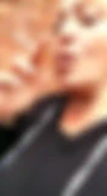 Video fetichista de fumar milf caliente de cerca fumando sin desnudez.