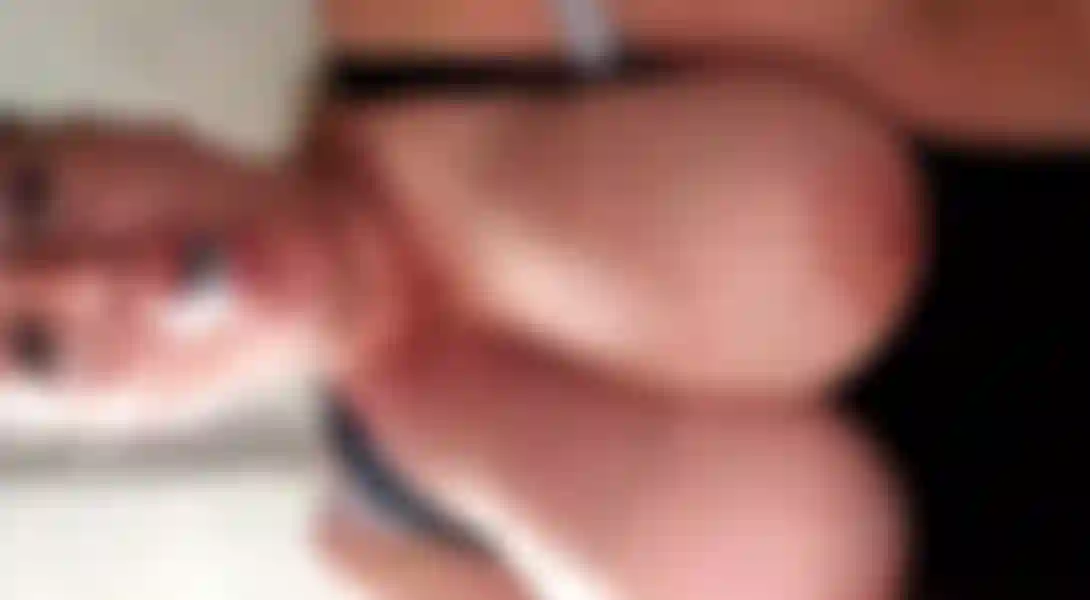 Fumo afuera con las tetas en el garaje, escucho el ardor de las caladas y las inhalaciones y exhalaciones, así como el humo espeso mientras fumo para ti. Pequeño vídeo teaser corto pero muy atractivo para los fetichistas del tabaquismo.