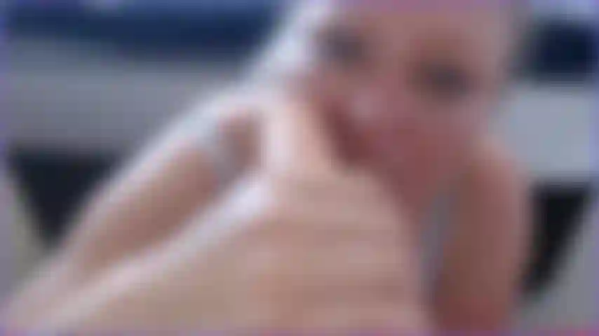 Este enorme juguete nuevo mira lo bien que te chupo la polla, escupiendo caliente, náuseas y mamada de garganta profunda para los amantes orales estilo pov. Charla sucia y desagradable en este video. Soy la maldita reina oral, ven a ver por qué.