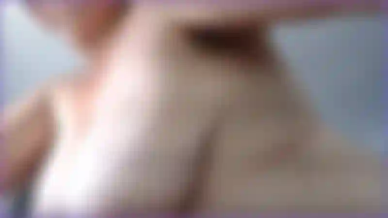 Colgando y balanceando de cerca mis enormes tetas naturales maduras. Sacudiéndolas en una vista caliente, acaricia con tu polla mis hermosas tetas caídas naturales.