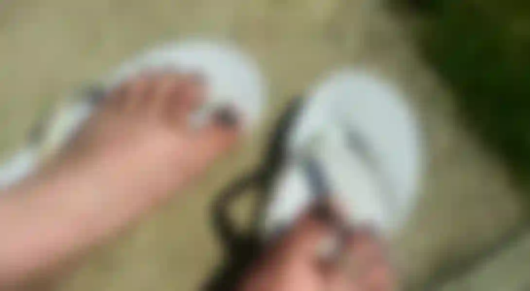Con los pies de cerca bajo el sol, mira el anillo de mi dedo y el esmalte de uñas brillar mientras adoras mis hermosos pies maduros, ¿quieres más? Debes pagarle a mi pequeño esclavo sumiso.
