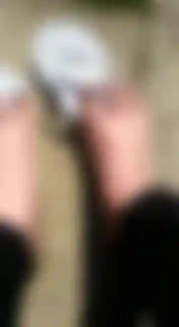 Con los pies de cerca bajo el sol, mira el anillo de mi dedo y el esmalte de uñas brillar mientras adoras mis hermosos pies maduros, ¿quieres más? Debes pagarle a mi pequeño esclavo sumiso.