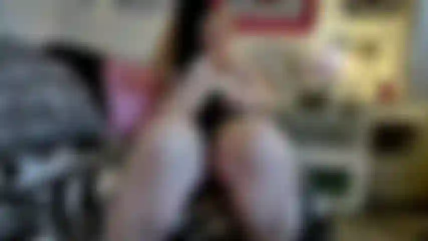 Dominación con envoltorio de nailon. Mira cómo me pongo mis medias negras y mi máscara de nailon negra para dominarte, burlándome de ti con mi cuerpo curvilíneo, piernas y pies enfundados en medias largas y culo jugando también con mi coño de nailon. Charla sucia y caliente. Fetiche de medias y nailon.