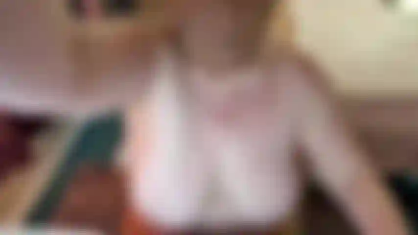 Enfundado en medias, mírame jugar con medias y chupar tu polla mientras sientes el nailon contra tu polla mientras te hago una garganta profunda, video caliente para amantes de las medias y el nailon.