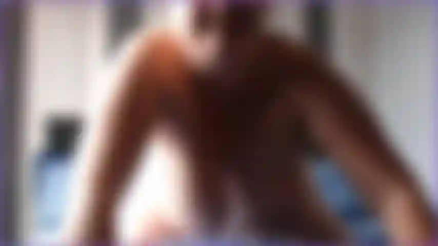 Mira mientras cuelgo y sacudo mis tetas de frente, encima como si estuviera montando tu polla y sacudiendo las tetas en primera persona como si me follara. Charla sucia y caliente en este vídeo para los amantes de las tetas naturales.