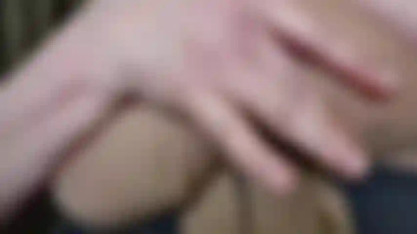 Te provoco con mis tetas de nailon y te hablo sucio, quiero que empapes mis tetas de nailon con tu carga caliente y te hablo sucio en este video.