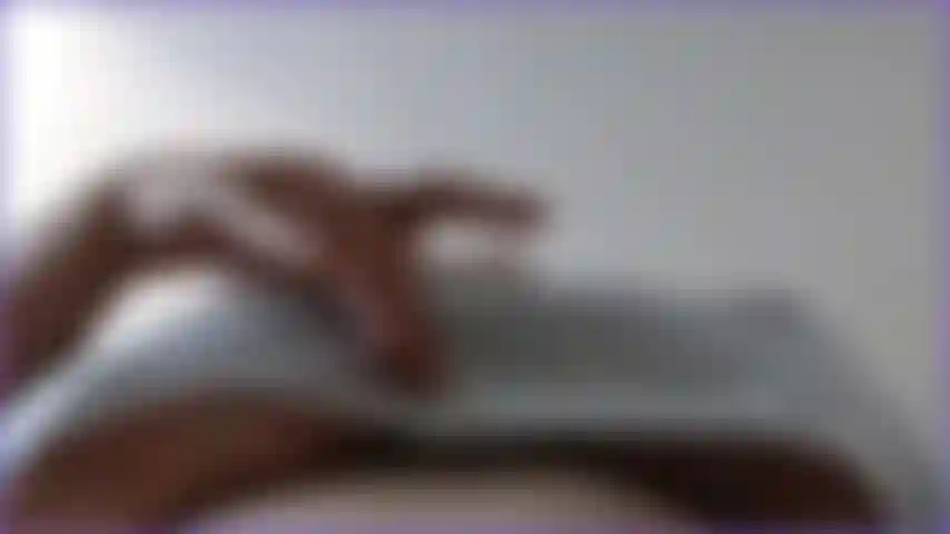 Mostrando mis grandes y enormes tetas naturales de milf con una camiseta y sin sostén, mostrando los pezones duros a través del material debajo de las tetas y sacudiendo las tetas, además de provocarte con mis enormes tetas.