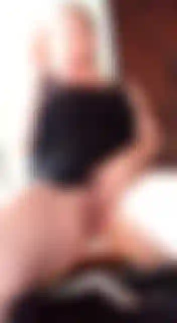 En este video estoy fumando siendo arriesgada jugando con mi coño gemidos calientes mientras me ves fumar y jugar.