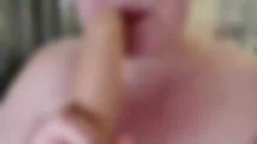 Mi lengua larga te provoca por todo el pene y las bolas, mira este video teaser caliente con una charla sucia mientras tomo mi lengua larga y enorme y lamo alrededor de tu pene y tus bolas.