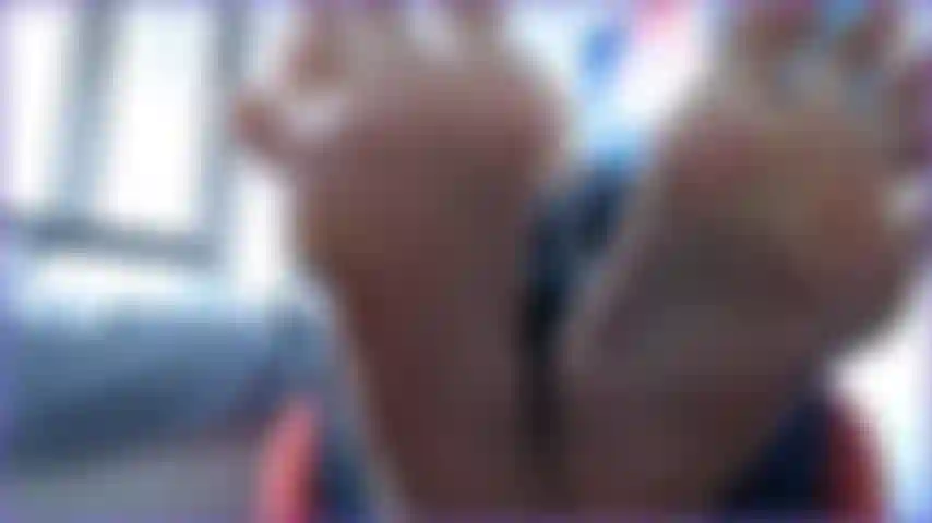 Mira mis pies de cerca abriendo los dedos de los pies y mostrando mis sexys y calientes suelas arrugadas. Si te encantan las suelas arrugadas, este es el video para los amantes de los pies, dame una propina si quieres adorarlas, una sexy ama de casa r/p.