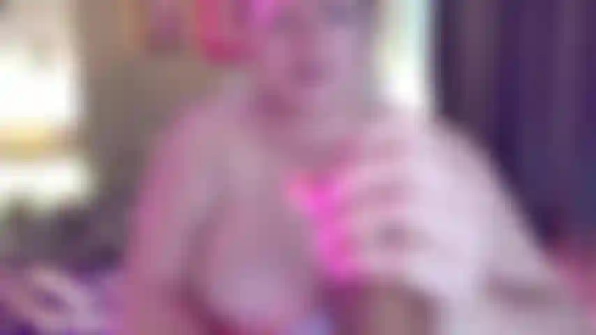 Acariciando tu polla con nailon encima deseando que te corras a través de ella para poder chupar el semen directamente de tu polla cubierta de nailon, charla sucia y caliente en este video.