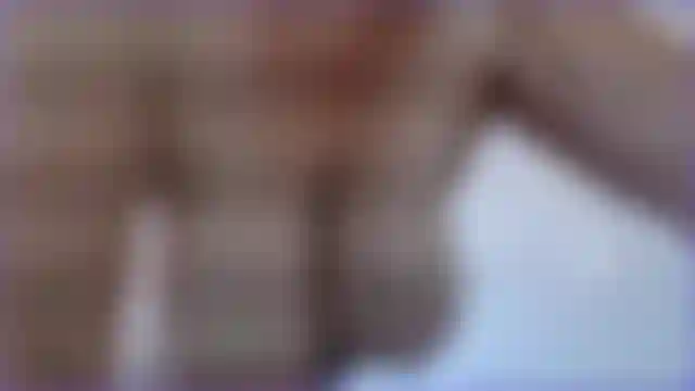 Mira y escucha mientras mis grandes tetas naturales caídas cuelgan y sacuden la vista frontal y lateral. Escúchalas golpearse y abofetearse mientras las balanceo y las sacudo. Mira las sexys estrías mientras cuelgan tan calientes.