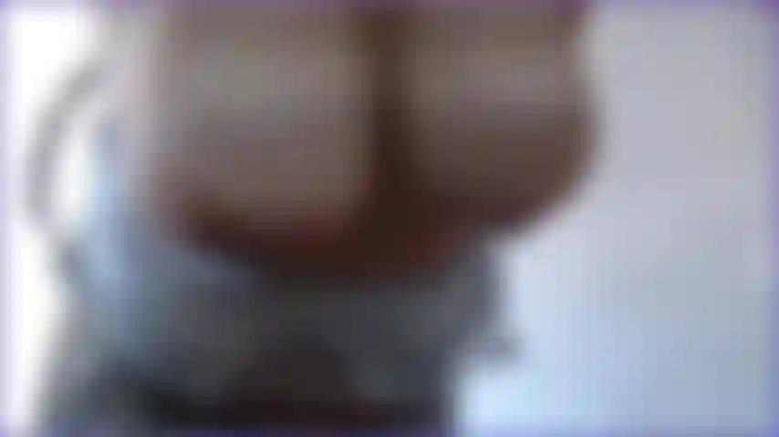 Mira y escucha mientras mis grandes tetas naturales caídas cuelgan y sacuden la vista frontal y lateral. Escúchalas golpearse y abofetearse mientras las balanceo y las sacudo. Mira las sexys estrías mientras cuelgan tan calientes.