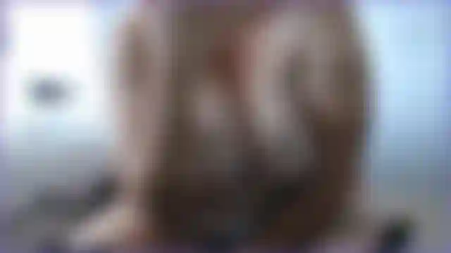 85. Estaba tan increíblemente cachonda que tuve que recostarme en la silla y darme placer en mi pequeño coño apretado. Mira cómo mis tetas naturales caídas de milf cuelgan mientras juego, el ángulo y la vista son tan jodidamente calientes, escúchame gemir en él.