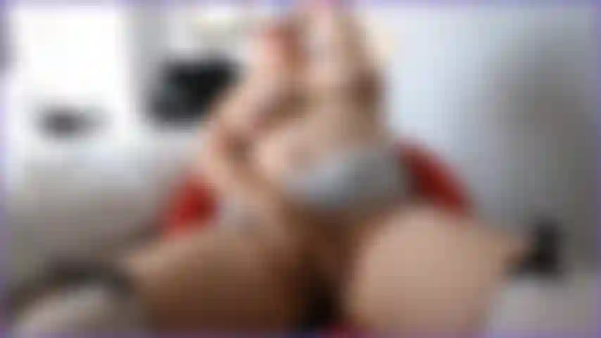 Estaba tan jodidamente cachonda que tuve que recostarme en la silla y complacer mi pequeño y apretado coño. Mira mis tetas caídas y naturales de milf colgar mientras reproduzco la vista y el ángulo es tan jodidamente caliente, escúchame gemir en él.