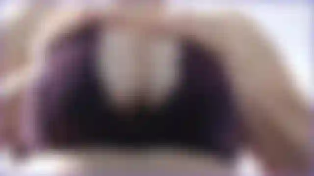 39. Apretando mis enormes tetas naturales juntas, colgándolas y sacudiéndolas, dejándote ver las venas y las estrías en estas grandes tetas.