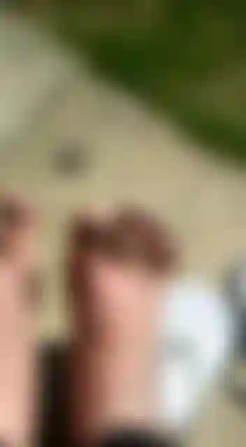 Pies upclose en chanclas para las sumisas fetichistas de los pies.