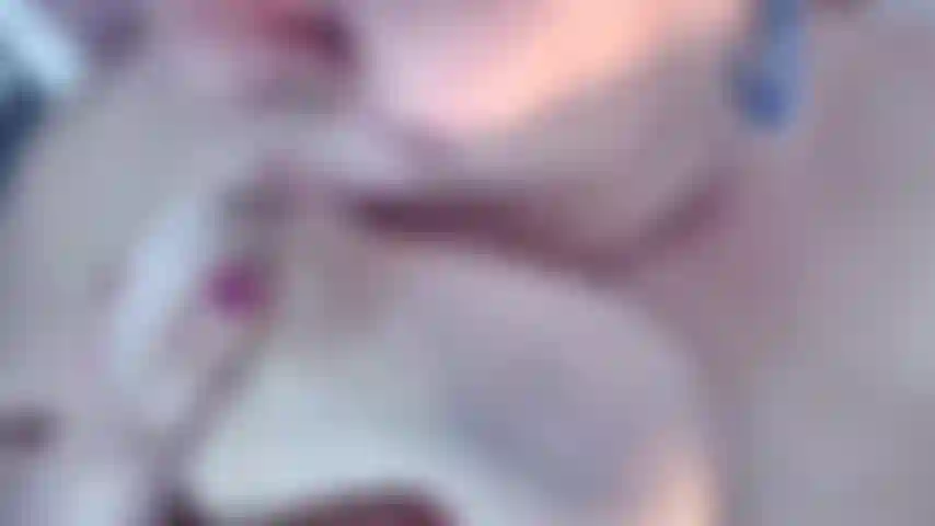 Chupo mis pezones y los complazco, escucha mis gemidos mientras los lamo y los chupo. Video caliente para amantes de las tetas, todas tetas naturales.