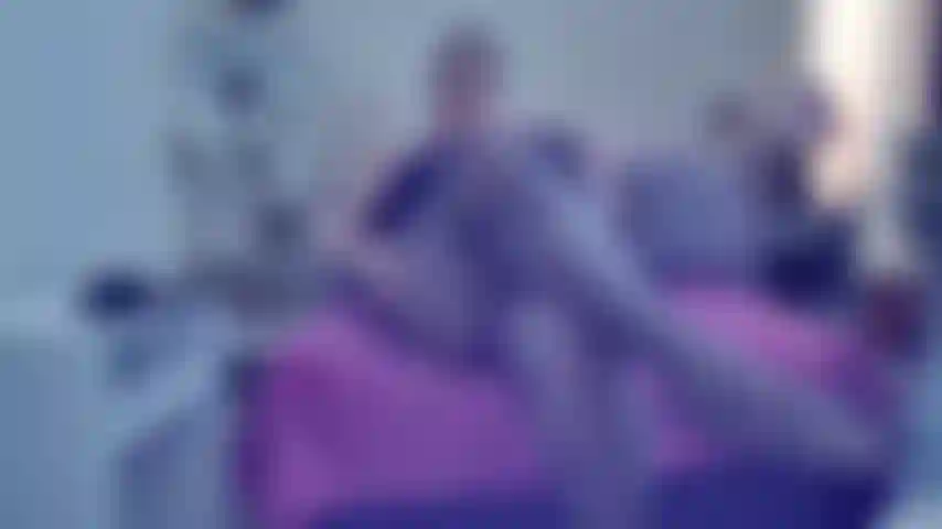 Juego de rol de paso en medias de nailon, déjame provocarte con mis largas piernas y pies de nailon, luego provocarte con mi coño cubierto de nailon, rasgando el refuerzo y follándote la polla deseando que me impregnes, charla sucia y caliente, ¡este es un video que debes ver!