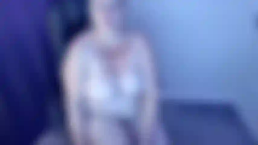 Me pongo estas suaves y sedosas medias de nailon y te provoco con mis largas piernas, mi culo y mi coño en ellas, también me pongo una máscara de nailon mientras froto mi clítoris en ellas y primeros planos de mi culo y mi coño en nailon, video caliente para fetichistas de las medias.