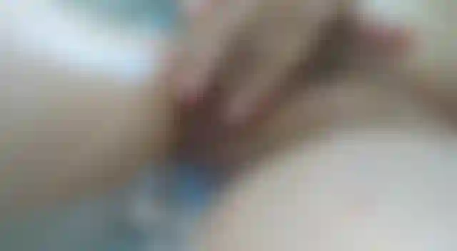 En este video estoy sumergida en la bañera relajándome jugando con mi coño mojado frotando mi clítoris y frotando mi coño con mis dedos disfrutando en el baño. Ven a verme disfrutar mientras tú disfrutas :).