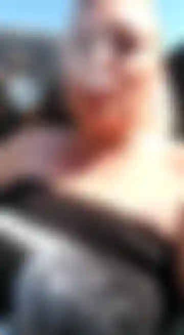 Milf madura sexy y caliente fumando afuera sin desnudez, solo fumando al aire libre.