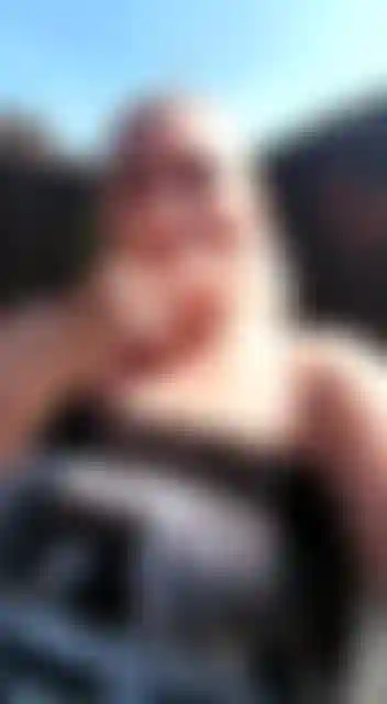 Milf madura sexy y caliente fumando afuera sin desnudez, solo fumando al aire libre.