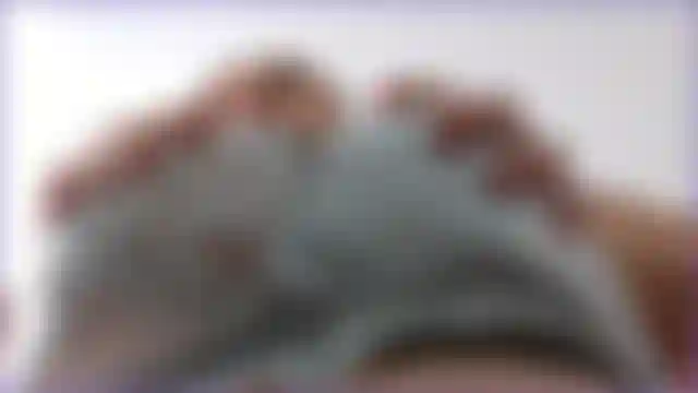 66. Mira mis tetas desde un ángulo increíble y mírame escupir en mis pezones mientras la humedad gotea por todas mis enormes tetas naturales, un video muy caliente.