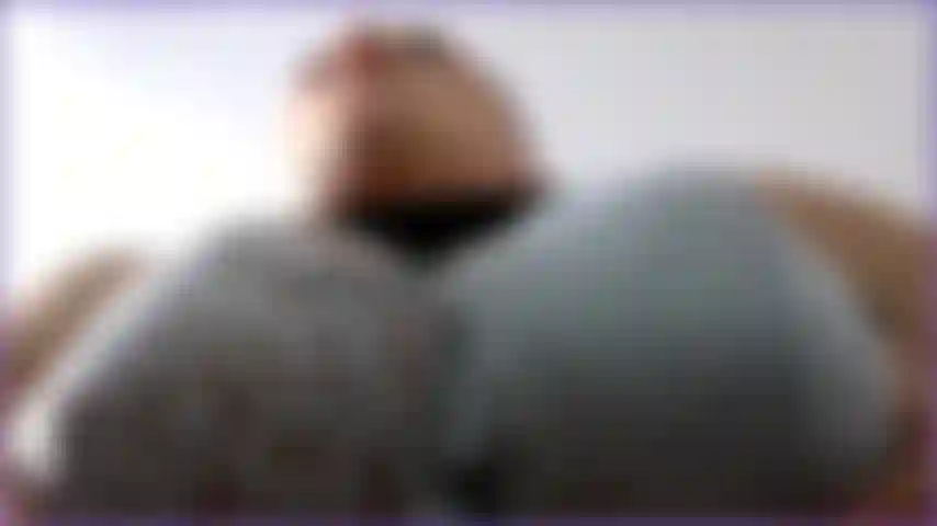 Mira mis tetas en una vista impresionante y mírame escupir en mis pezones haciendo que la humedad gotee sobre mis enormes tetas naturales. Video caliente.