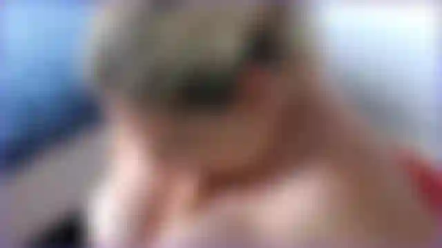 Ama de casa madura y cachonda de tetas grandes quiere tu polla dura y palpitante entre sus enormes tetas naturales. Ven a follar mis enormes tetas y mi enorme consolador con escote en este video y charla sucia y desagradable (en el mejor de los casos :).