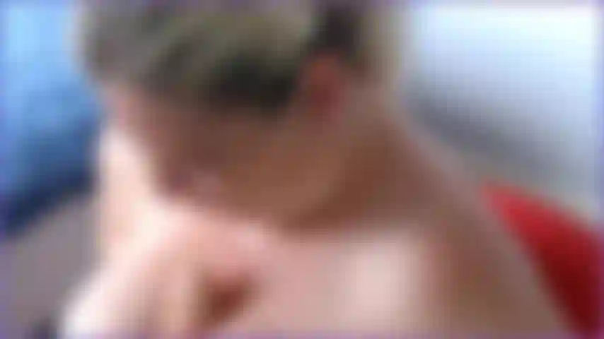 Ama de casa madura y cachonda de tetas grandes quiere tu polla dura y palpitante entre sus enormes tetas naturales. Ven a follar mis enormes tetas y mi enorme consolador con escote en este video y charla sucia y desagradable (en el mejor de los casos :).