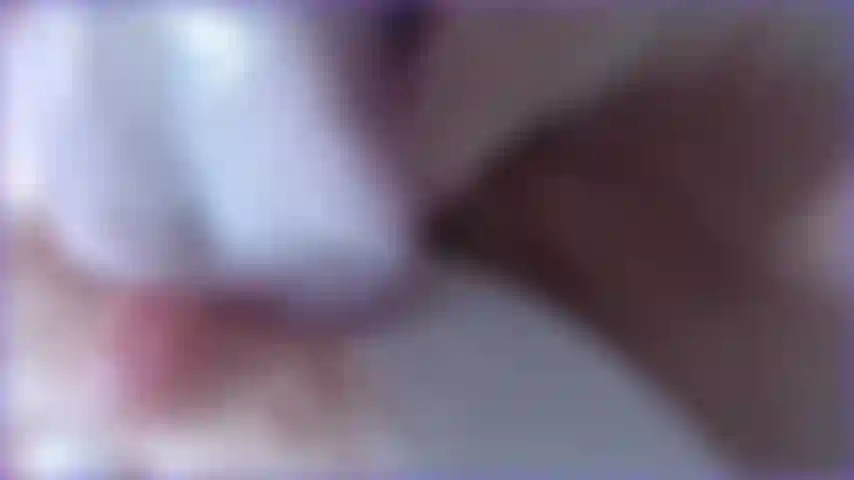 En este video te hablo sucio con ganas de chuparte el semen como si esta saliva estuviera sobre mis pezones duros. Primeros planos calientes de mis pezones duros, lengua larga lamiéndolos y la saliva.