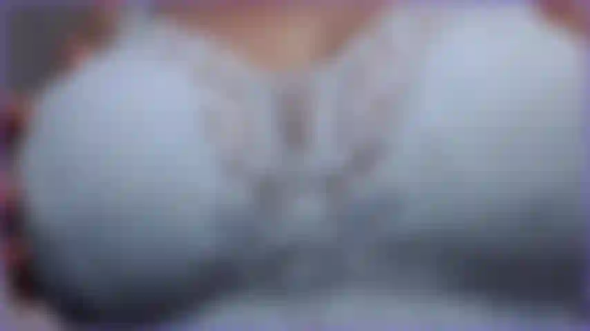 Juego de tetas calientes con saliva, video muy sexy para amantes de las tetas.