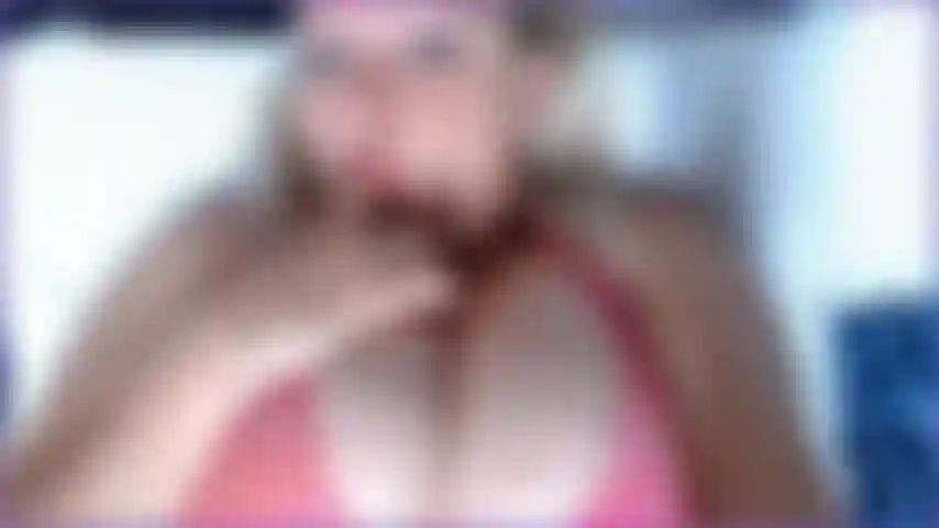 Juego agresivo con los pezones. Mira como juego agresivamente con mis pezones duros, girándolos y tirando de ellos hasta alcanzar un placer doloroso. Mira qué grandes y duros obtengo mis pezones y tu polla :).