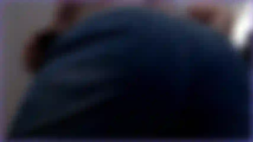 Culo provocador en jeans y tanga.