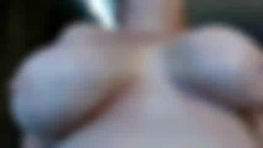 310. Tetas naturales caídas, colgantes y rebotantes, frota tu polla con mis enormes tetas caídas de milf y córrete encima de ellas para mí, las balanceo y las hago rebotar haciendo que tu polla se ponga extremadamente dura y haciéndote correrte sobre ellas para mí mientras tu semen se desliza por ellas.